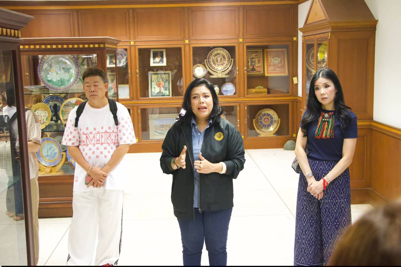 title - ผอ.ศพส. ห้การต้อนรับ คณะผู้บริหาร พนักงาน และสื่อมวลชน จาก บริษัท ทิพยประกันภัย จำกัด (มหาชน) พร้อมนำคณะเข้าเยี่ยมชมนิทรรศการสืบสาน สายธาร สร้างงาน หัตถศิลป์ ณ ศูนย์ส่งเสริมและพัฒนาอาชีพเสริมนอกภาคการเกษตร (ศูนย์ศิลปาชีพ บางไทรฯ (เดิม)) 